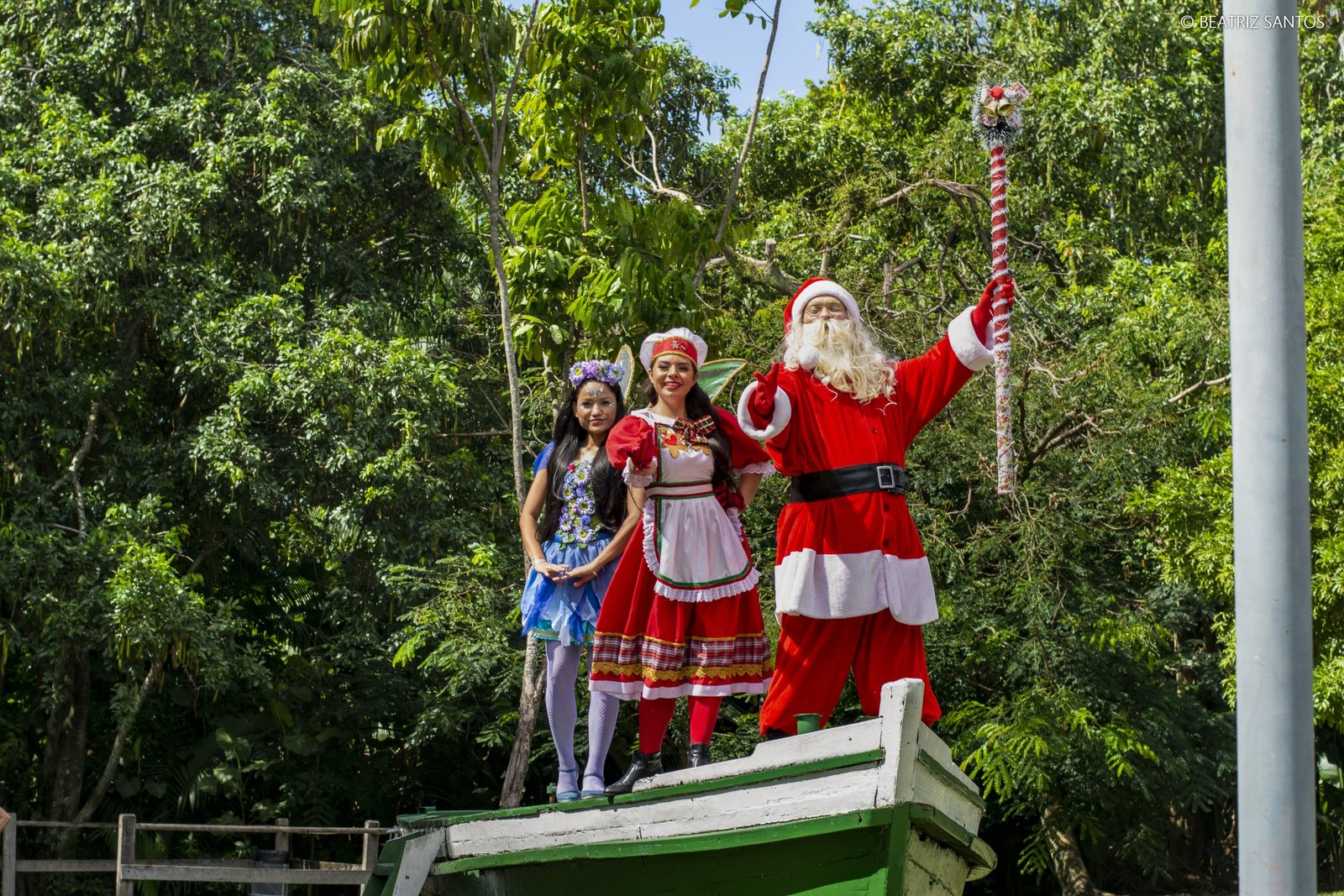 No momento, você está visualizando Mangal das Garças celebra Natal com Papai Noel, solidariedade e enriquecimento ambiental